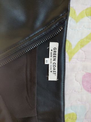 Falda corta polipiel negra