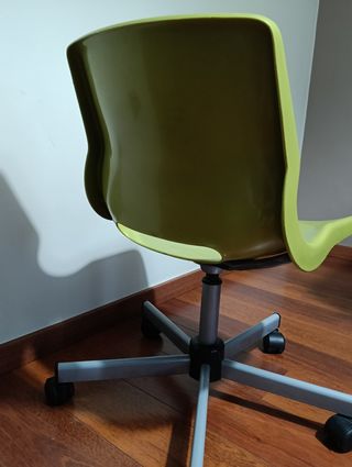 Silla de escritorio baja verde. Tiene rotación.