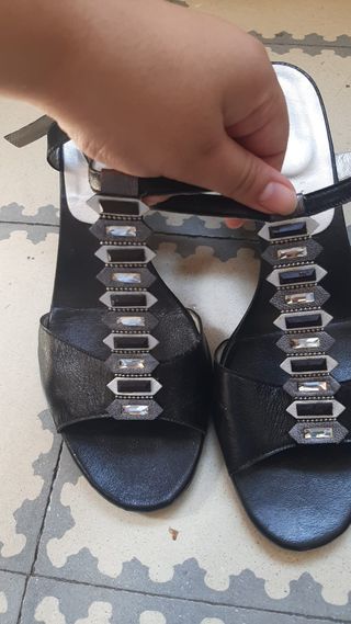 Tacones negros con pedrería