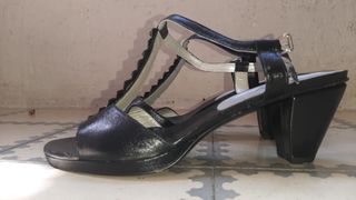 Tacones negros con pedrería