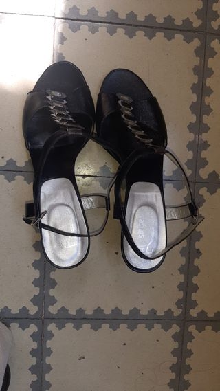 Tacones negros con pedrería