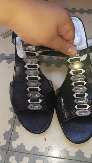 Tacones negros con pedrería
