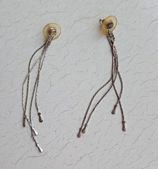 Pendientes largos plateados con colgantes