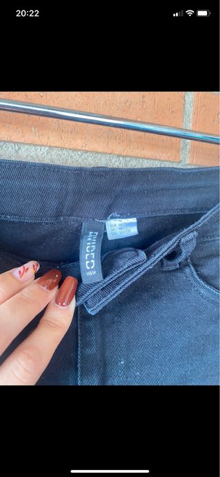 Pantalón tejano negro roto