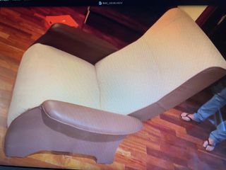 Sofá de lectura beige y marrón