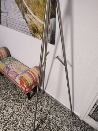 Perchero de metal plateado