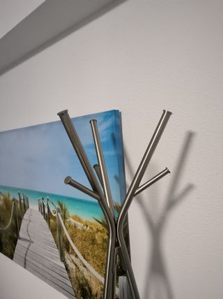 Perchero de metal plateado