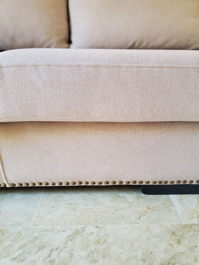 Sofá beige con chaiselongue