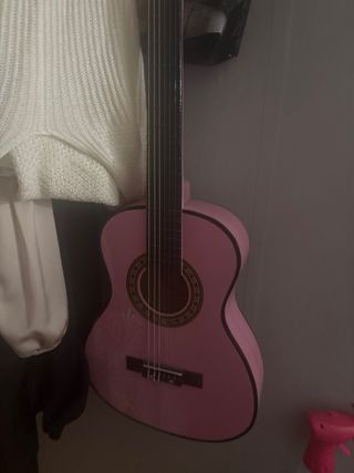 Guitarra acústica rosa con diseño floral