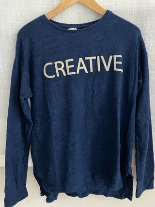 Jersey azul marino con texto CREATIVE