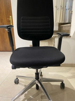 Silla de oficina negra de tela