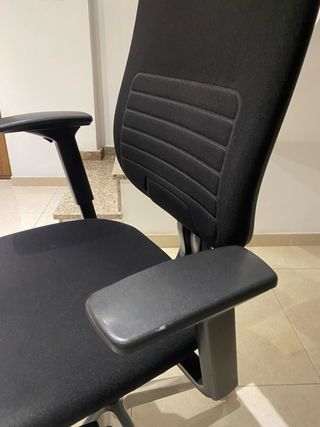 Silla de oficina negra de tela