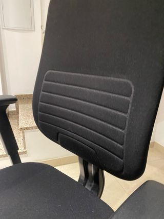 Silla de oficina negra de tela