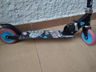 Patinete infantil con ruedas coloridas