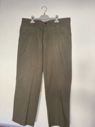 Pantalones chinos color verde oliva