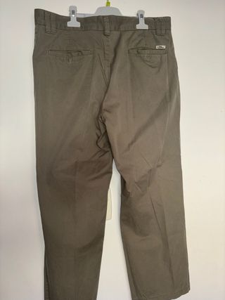 Pantalones chinos color verde oliva