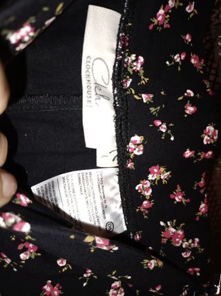 Falda floral Lefties negra con flores y vaqueros