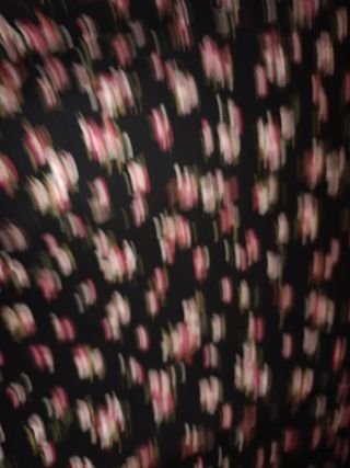 Falda floral Lefties negra con flores y vaqueros