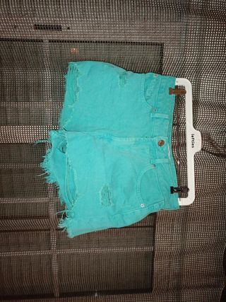 Falda floral Lefties negra con flores y vaqueros