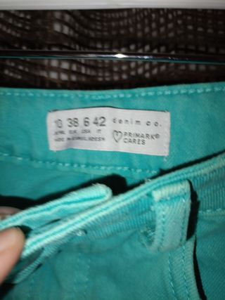 Falda floral Lefties negra con flores y vaqueros