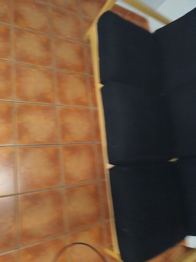 Sofá Ikea negro de madera