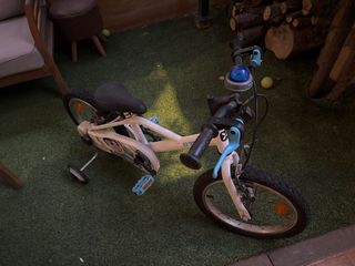 Bicicleta infantil blanca con ruedines