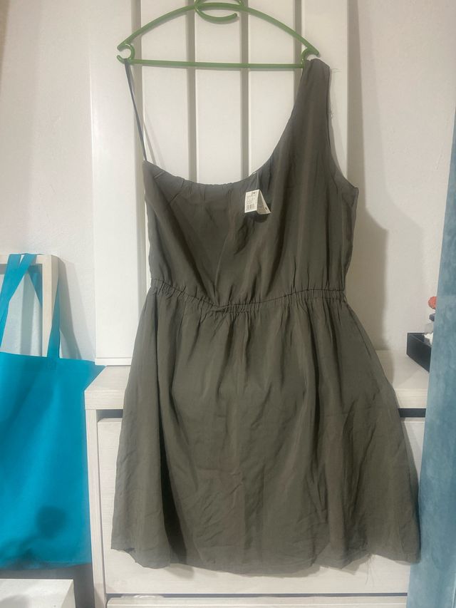 Vestido asimétrico verde oliva