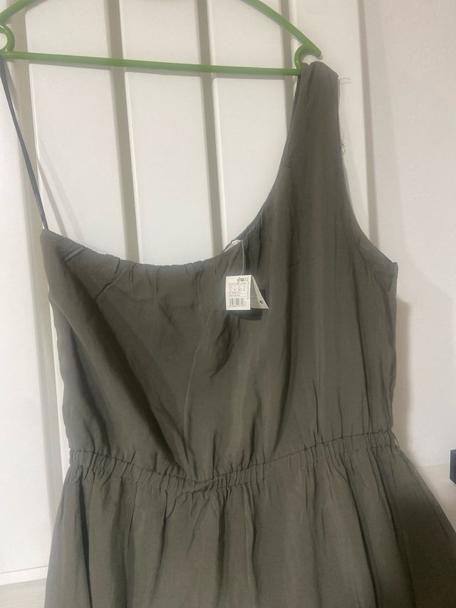 Vestido asimétrico verde oliva