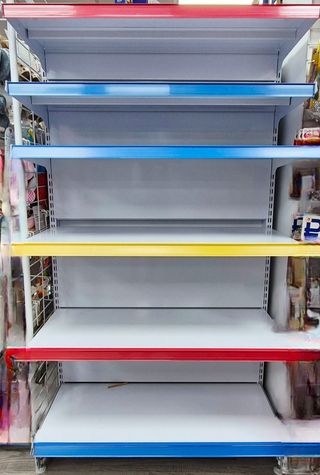 Estanterías metálicas blancas
