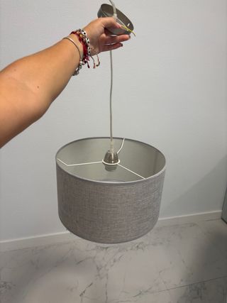 Lámpara de techo gris y plateada