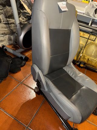 Asientos de cuero Dodge Avenger