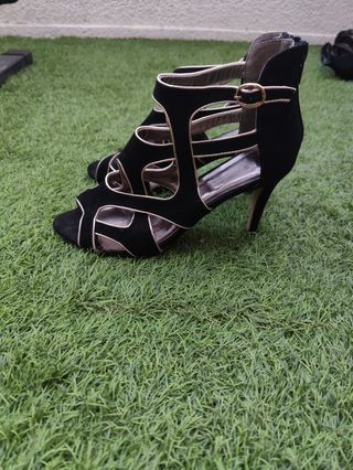 Zapatos de tacón negros y dorados