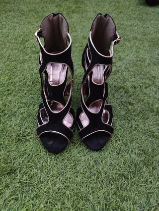 Zapatos de tacón negros y dorados
