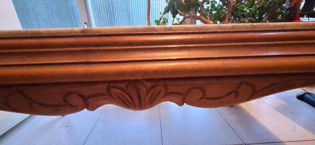 Mesa antigua de madera con tapa de mármol