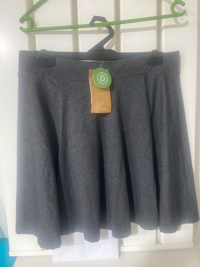 Falda gris de tablas