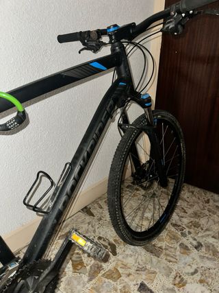 Bicicleta de montaña negra