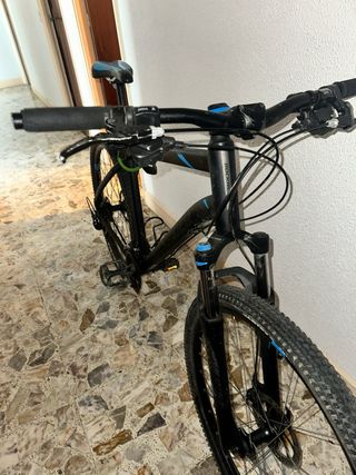 Bicicleta de montaña negra