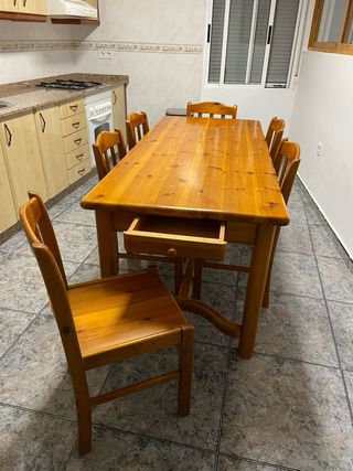 Mesa de comedor rústica de madera