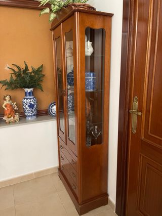 Vitrina de madera con puertas de cristal