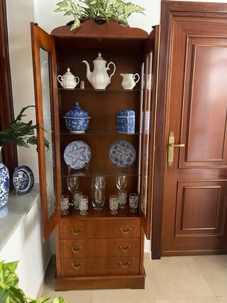 Vitrina de madera con puertas de cristal