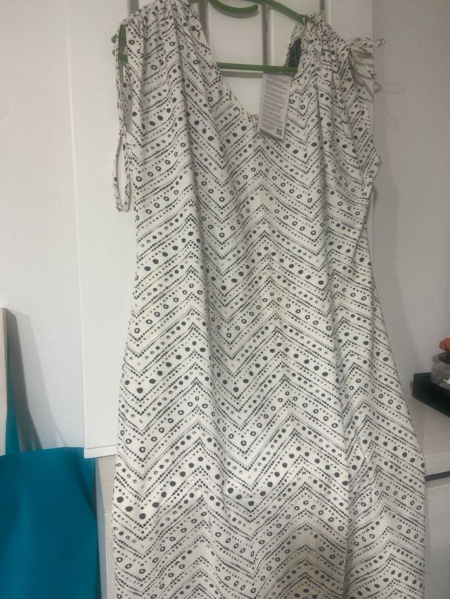 Vestido blanco y negro con lunares