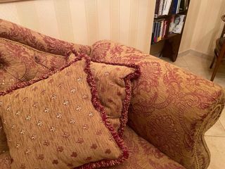 coppia di divani tessuto oro e rosso