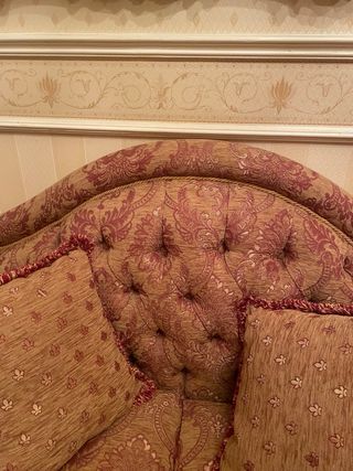 coppia di divani tessuto oro e rosso