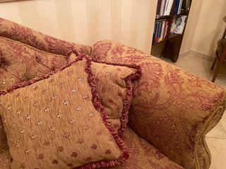 coppia di divani tessuto oro e rosso