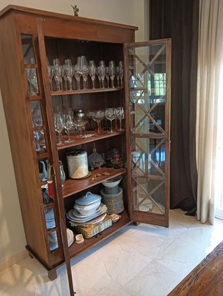 Vitrina de madera y cristal