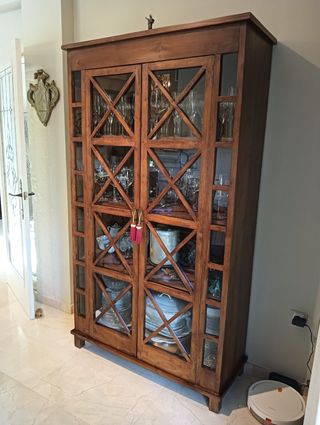 Vitrina de madera y cristal