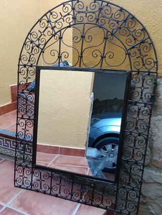 Espejo de forja con marco decorado