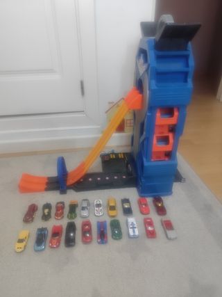 Mega Garaje Hot Wheels + 20 Coches