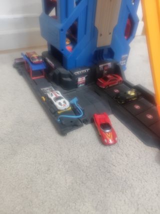 Mega Garaje Hot Wheels + 20 Coches