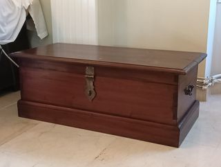 Baúl de madera con detalles metálicos